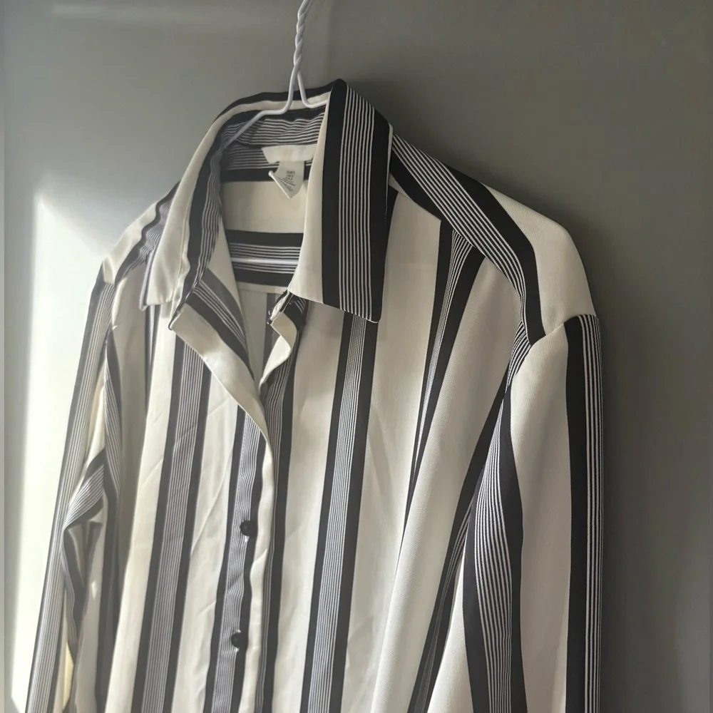 Striped Black and White Women's Top, HM, size small, loose fit, business casual - Picture 8 of 9